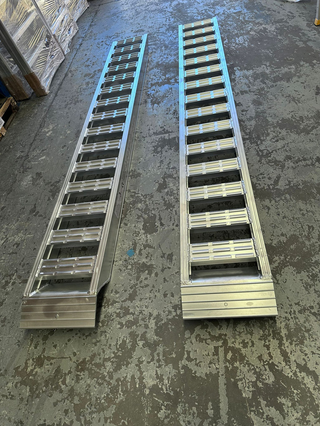 Round Bar Ramp 6-Tonne 4.2m x 560mm Aluminium Loading Ramps (Serrated Bar) | Toolsgalore